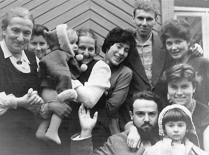 Слева направо: В. Я. Василевская, Ирина Якунина, Е. С. Мень с внуком Мишей, Варвара Сергеевна Фудель, Александр и Нонна Борисовы, о. Александр Мень, с женой Наталией и дочкой Еленой у дома в Семхозе. 1961 г. Источник: Мень, А. прот. О себе… Воспоминания, интервью, беседы, письма. М.: Жизнь с Богом, 2007. С. 101. URL: http://www.alexandrmen.ru/books/o_sebe/5_glava.pdf