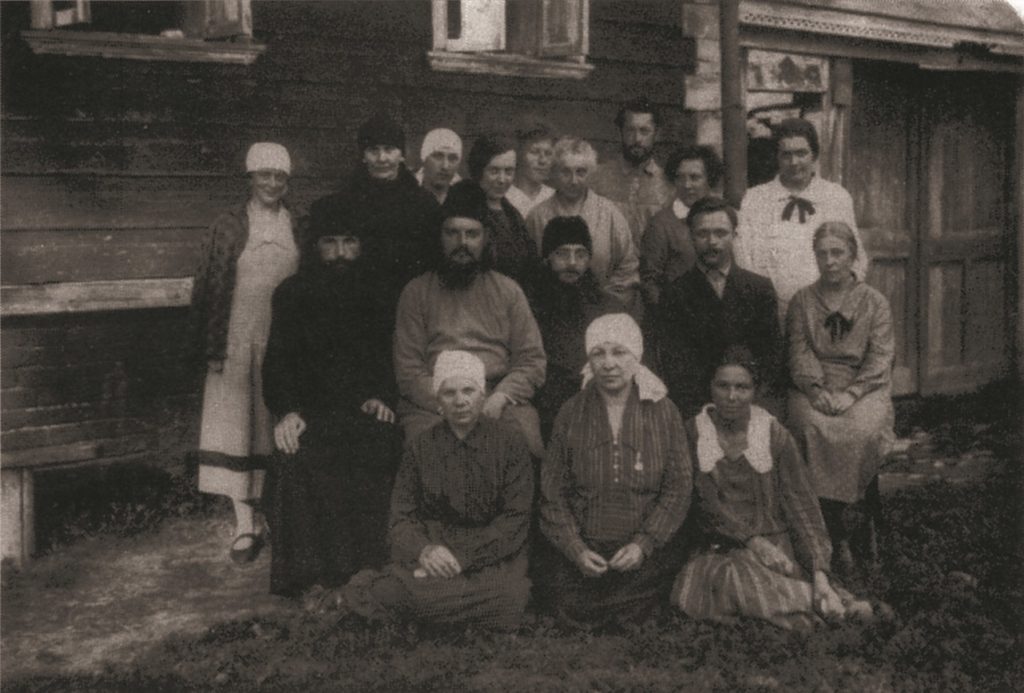 Отец Сергий с клириками и прихожанами маросейского храма. Верея, 1928 г. Сидят на скамейке (слева направо): священники Петр Петриков, Сергий Мечёв, Борис Холчев; В.Д. Коншин, К.П. Захлыстова Стоят: Е.Н. Доманина, монахиня (инокиня?) Матрона, Е. Горячева, А.А. Цурикова, Л. Орлов, Елена Матвеевна (фамилия неизвестна), Н.А. Иофф, А.В. Романова, Т.И. Куприянова. Сидят в первом ряду: слева - Е. Худякова, справа - З. Залога, в центре - неизв.