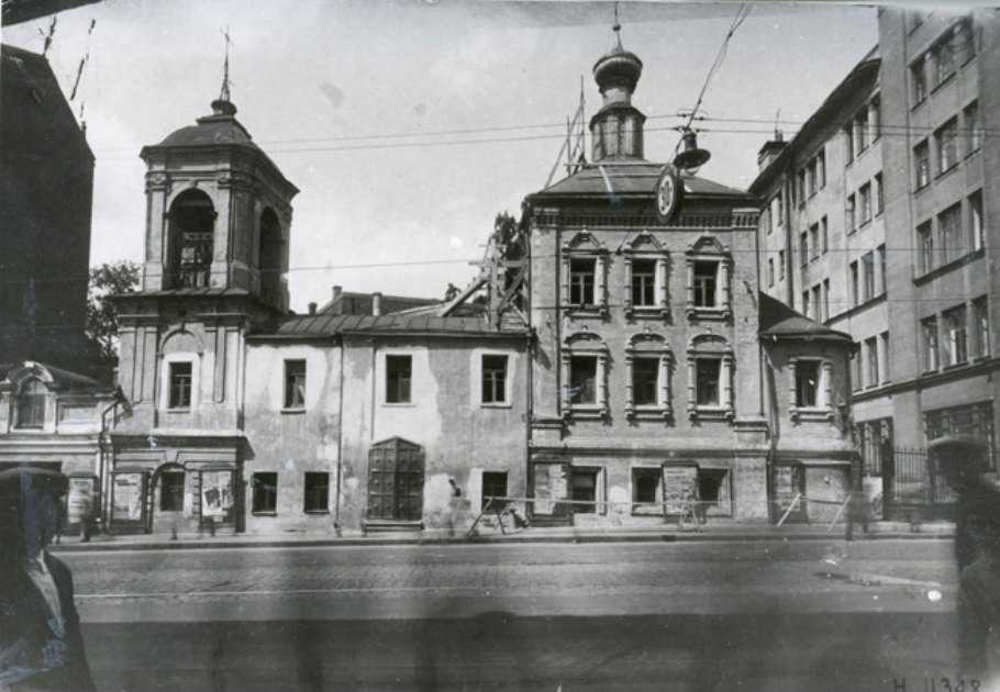 Внешний вид фасада храма святителя Николая в Кленниках (со стороны улицы Маросейка), закрытого в 1932 г. Источник: http://www.klenniki.ru/